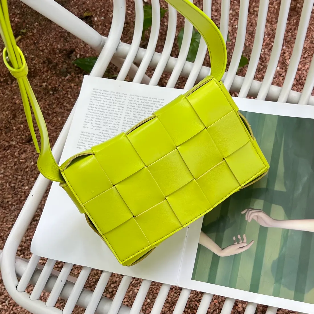 Take a photo of the upper body. I am attracted by the color at first glance. The key is that it is so versatile. It is easy to recite the sense of fashion.